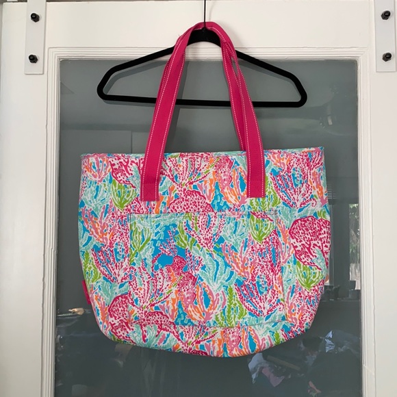 Lilly Pulitzer Handbags - Lilly Pulitzer insulated bag ⭐️final price⭐️